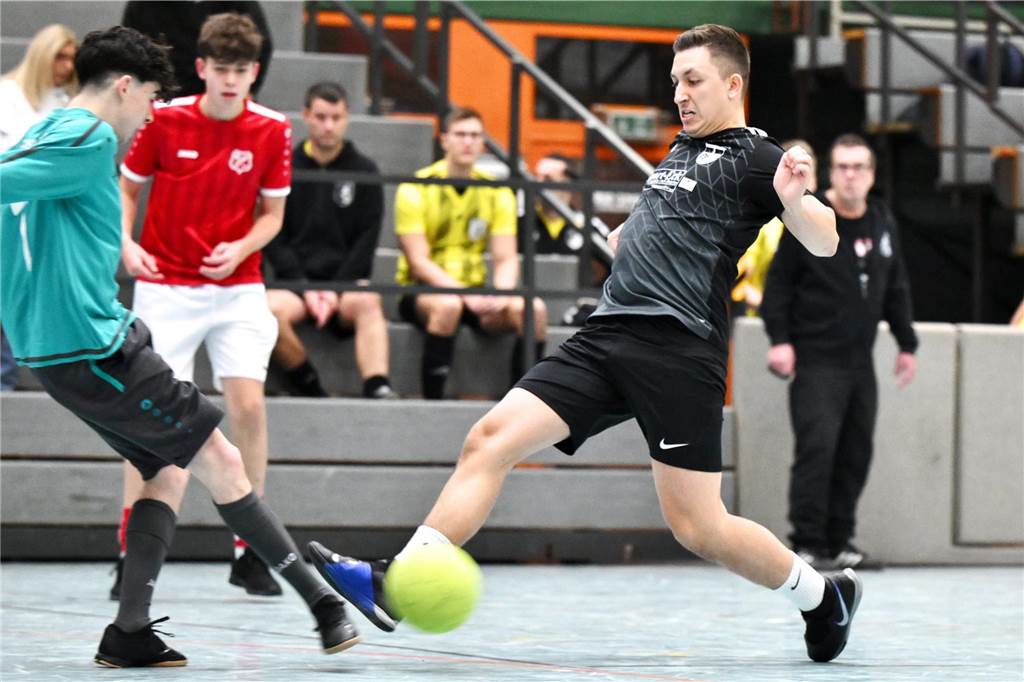 Das Hobbyturnier der IGF Haltern hat das Jahr 2025 fußballerisch eröffnet. Mit dabei waren viele bekannte Gesichter aus der Stadt. Im Finale setzte sich Alemania Haltern 47 gegen Brilon Wald knapp mit 1:0 durch.