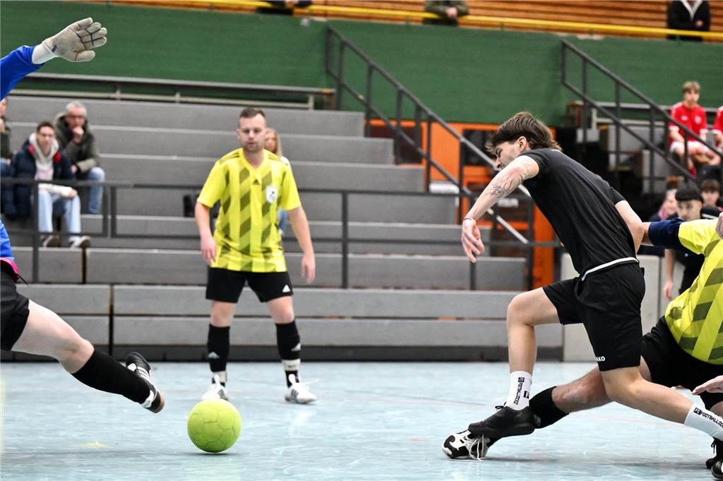 Das Hobbyturnier der IGF Haltern hat das Jahr 2025 fußballerisch eröffnet. Mit dabei waren viele bekannte Gesichter aus der Stadt. Im Finale setzte sich Alemania Haltern 47 gegen Brilon Wald knapp mit 1:0 durch.