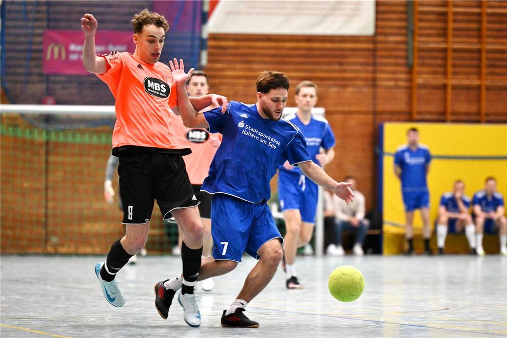 Das Hobbyturnier der IGF Haltern hat das Jahr 2025 fußballerisch eröffnet. Mit dabei waren viele bekannte Gesichter aus der Stadt. Im Finale setzte sich Alemania Haltern 47 gegen Brilon Wald knapp mit 1:0 durch.
