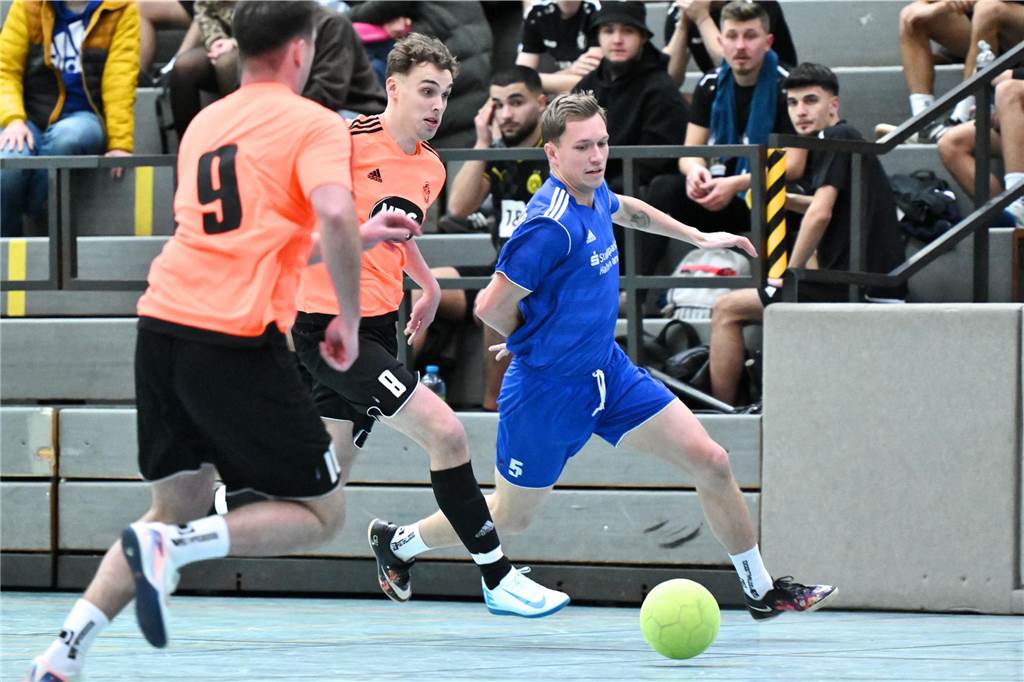 Das Hobbyturnier der IGF Haltern hat das Jahr 2025 fußballerisch eröffnet. Mit dabei waren viele bekannte Gesichter aus der Stadt. Im Finale setzte sich Alemania Haltern 47 gegen Brilon Wald knapp mit 1:0 durch.