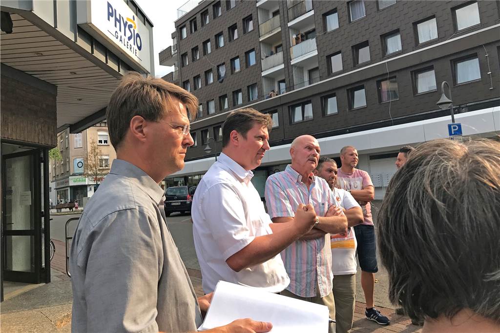 So gehen die Anwohner mit dem Habinghorster Hochhaus um Das Hochhaus an der Langen Straße 107 in Habinghorst im Hintergrund war ein großer Bestandteil der Diskussionen zwischen der Stadtverwaltung um Bürgermeister Rajko Kravanja (2.v.l.) und den Anwohnern.