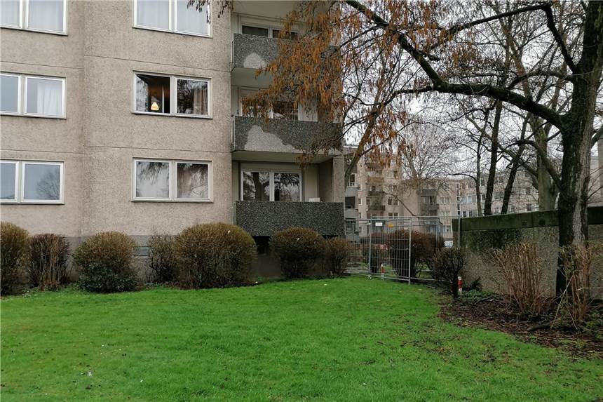 Quarantäne im Holtkamp in Werne: Lage entspannt sich wieder dank Dolmetscherin Das Hochhaus im Holtkamp in Werne ist mit Bauzäunen gesichert. Die Lage habe sich nach dem Polizeieinsatz wieder beruhigt, so der Ordnungsdezernent.
