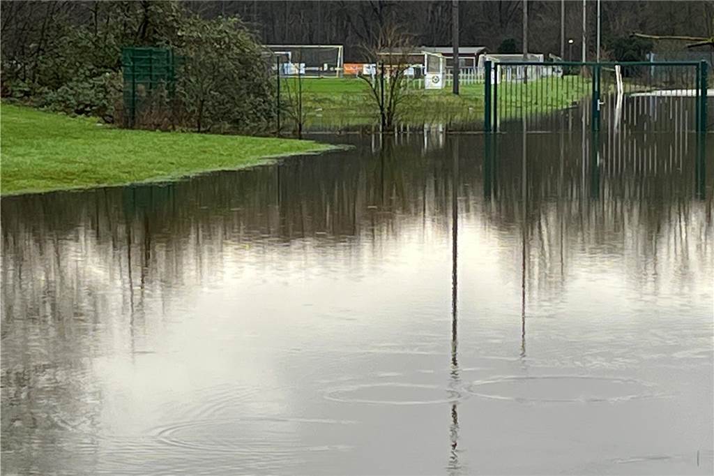 Hochwasser am Lippspieker: Ist das der richtige Standort für eine ZUE? Hochwasser am Sportgelände Lippspieker