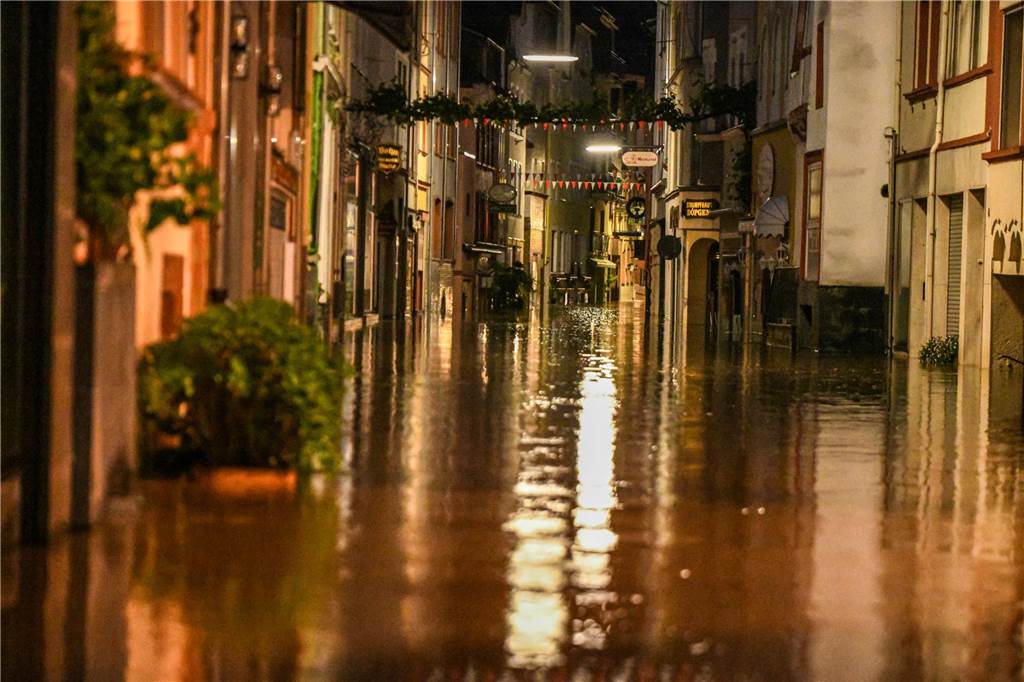 Evakuierungen wegen Hochwassergefahr im Saarland: Olaf Scholz reist nach Dauerregen an Das Hochwasser der Mosel steht in der Altstadt von Zell. Die Entwicklung des Hochwassers beschäftigt Rettungskräfte und Bevölkerung im Saarland und in Rheinland-Pfalz weiter.