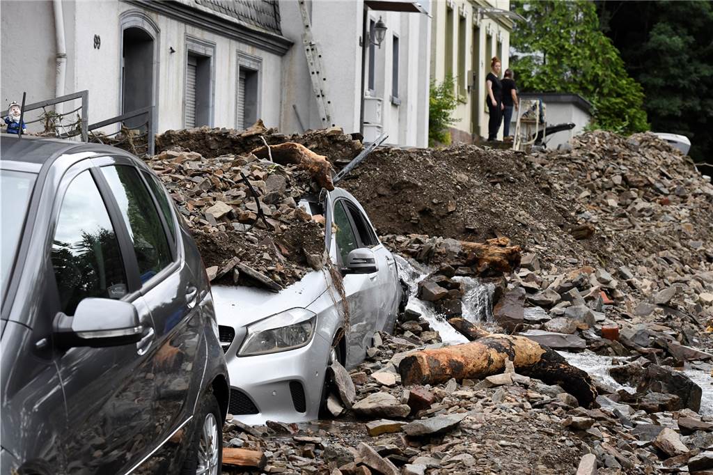 Benefizspiel in Hagen: Viele BVB-Profis fehlen - Pongracic gibt sein Debüt Das Hochwasser hat Hagen schwer getroffen.