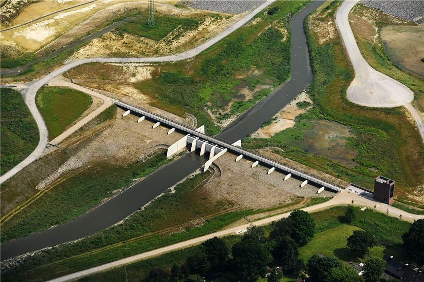 Hochwasserlage an Emscher und den Zuflüssen: Anwohner in Sorge Das Hochwasserrückhaltebecken in Ickern / Mengede hatte am Sonntag einen außergewöhnlich hohen Pegelstand.