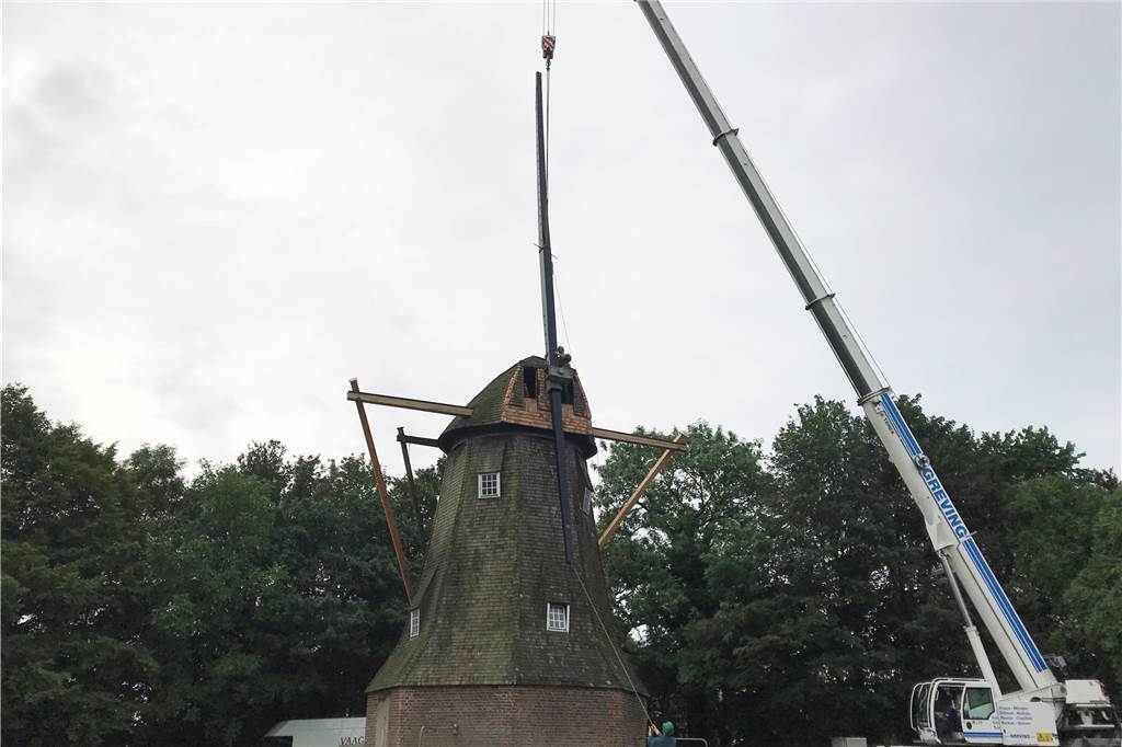 Tonnenschweres Drehkreuz am Haken: Quantwicker Mühle bekommt Flügel Das hölzerne Gitterwerk wird in den nächsten Tagen am Drehkreuz befestigt.