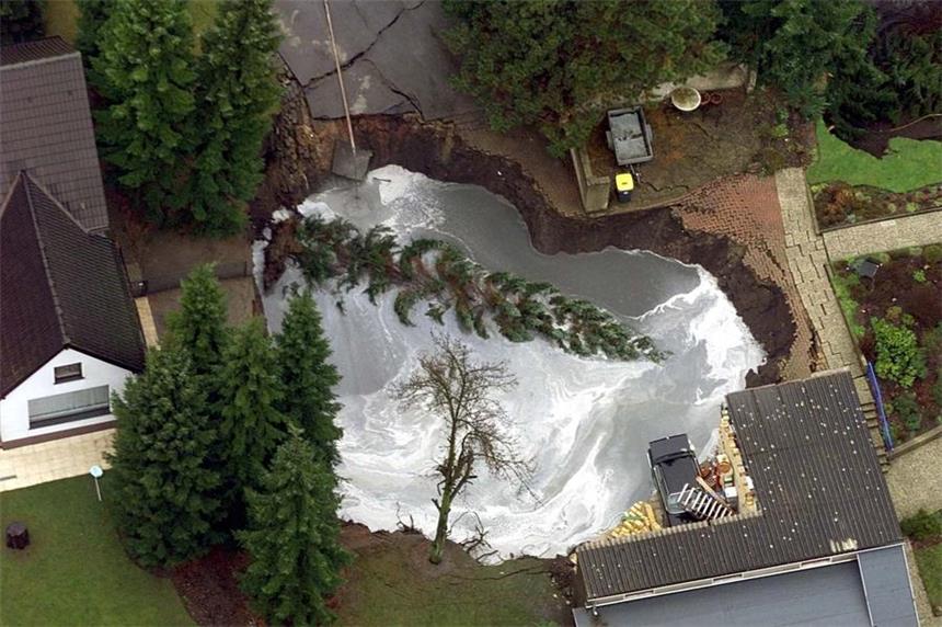 So fühlt sich ein Tagesbruch in nächster Nähe an Das "Höntroper Loch" aus dem Jahr 2000 gilt als der spektakulärste Tagesbruch Nordrhein-Westfalens.