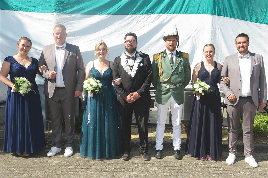 Gahlen hat einen neuen König: Phillip Paul regiert das Schützenvolk Das Hofpaar Alexandra Basker/Henrik Overbeck unterstützt das Königspaar Sina Lensing/Phillip Paul ebenso wie das Hofpaar Lena Overbeck/Pascal Schulhof. Der Königsadjutant Matthias Rutert wich nicht von der Seite seines Herrn.