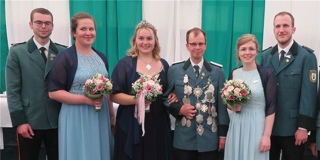Bricht hat zum ersten Mal einen König und einen Kaiser Das Hofpaar Cedric Conrad/Katharina Schulte unterstützt das neue Königspaar Carla Unverzagt/Pascal Wefelnberg ebenso während der Regentschaft wie das Hofpaar Viktoria Grefer/Kai Horny (v.l.).