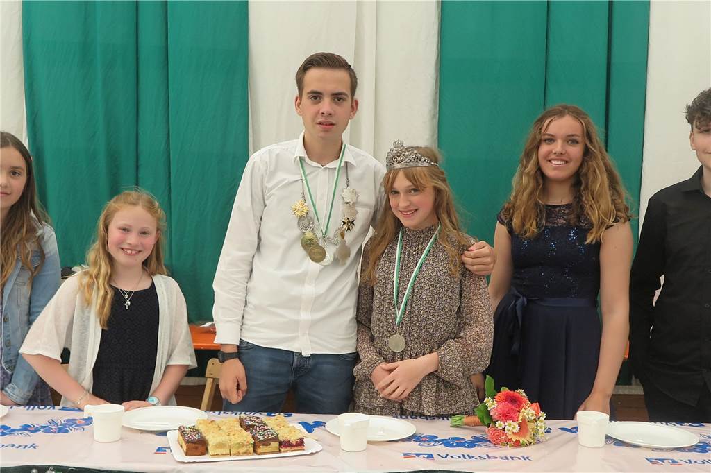 Bricht hat zum ersten Mal einen König und einen Kaiser Das Hofpaar Matilda Wiegleb/Matilda Jansen begleitet das Brichter Kinderkönigspaar Henry Wiegleb/Helene Jansen ebenso wie Marielle Dalke/Leon Beckmann (v.l.).
