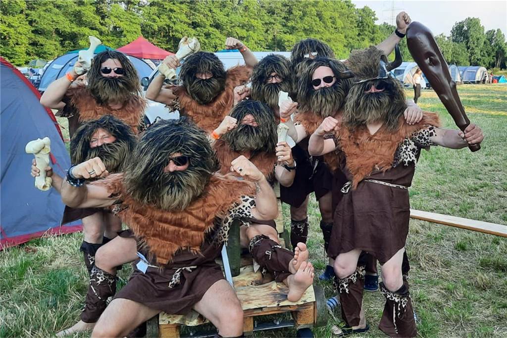 „Yabba Dabba Doo“ beim Kirchhellener Vater-Kind-Zelten Das hohe Gericht - bestehend aus furchteinflößenden Neandertalern - urteilt über die Härte der Strafe für Vergehen gegen den VaKiZe-Kodex.
