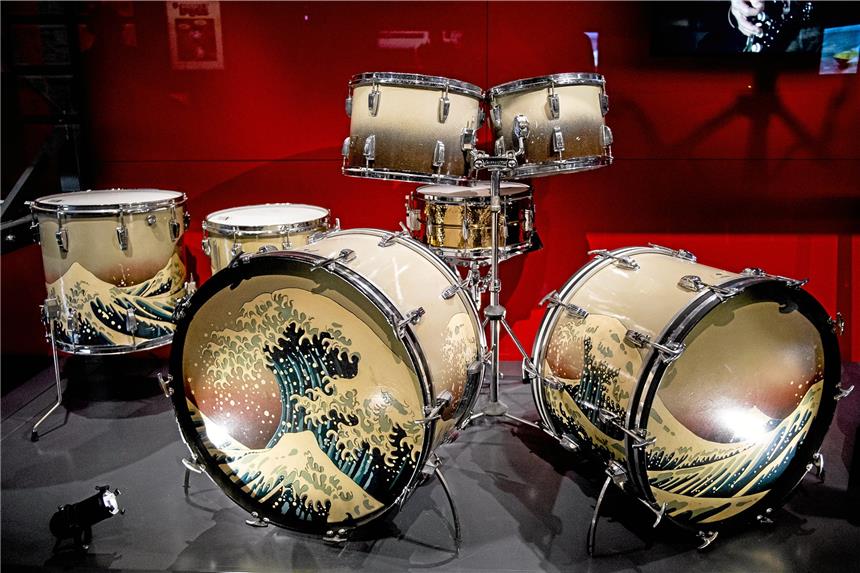 Pink-Floyd-Ausstellung bringt U in neue Museums-Liga Das „Hokusai Wave“-Schlagzeug von Nick Mason gehört zu den Original-Instrumenten, die bei der Ausstellung zur Rockgruppe Pink Floyd gezeigt werden. Das Schlagzeug war nach einer Tournee durch Japan bemalt worden. Foto: dpa