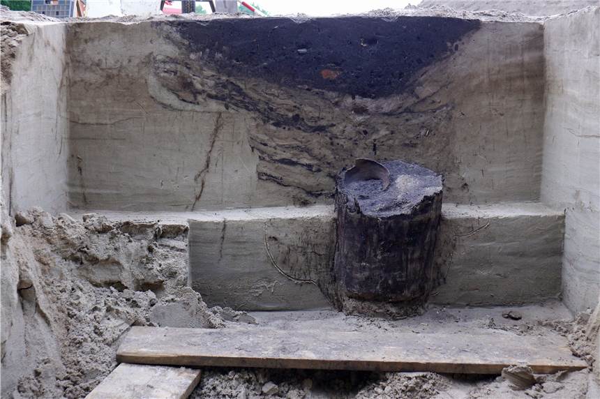 Ein hochmittelalterlicher Bauernhof vor den Toren Dorstens Das Holz des mittelalterlichen Fassbrunnens ist erstaunlich gut erhalten.