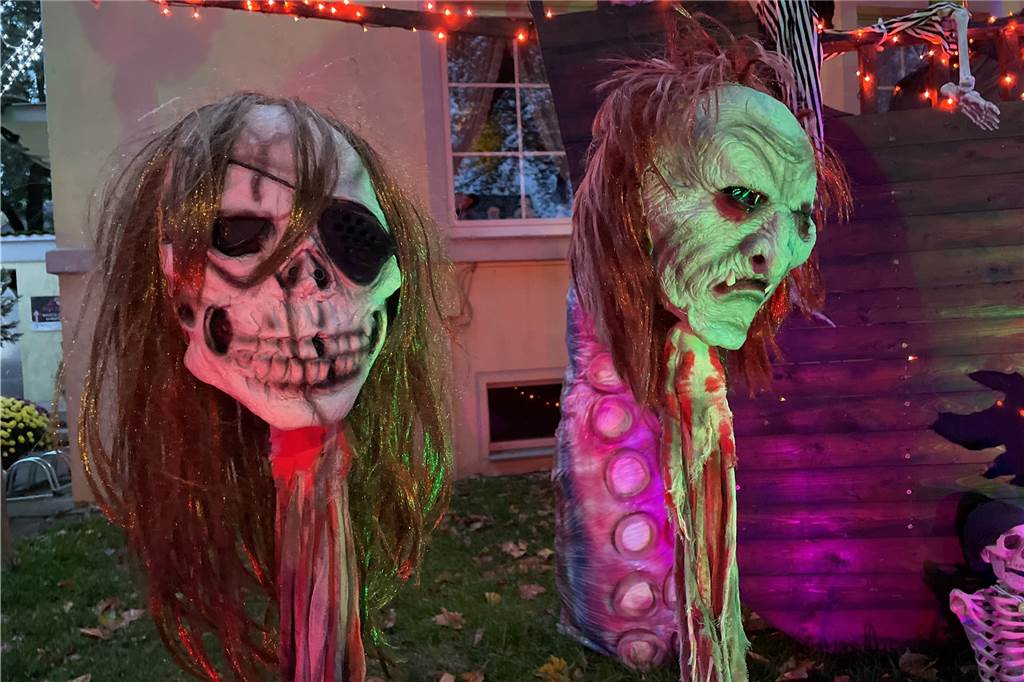 Das Horrorhaus an der Recklinghauser Straße 39 ist wieder gruselig geschmückt. Das Geisterschiff und allerlei andere Spukelemente stehen im Vorgarten von Sonja Schink.