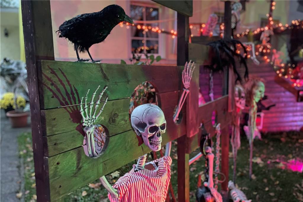 Das Horrorhaus an der Recklinghauser Straße 39 ist wieder gruselig geschmückt. Das Geisterschiff und allerlei andere Spukelemente stehen im Vorgarten von Sonja Schink.