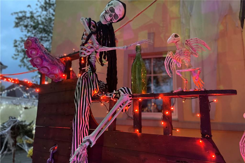 Das Horrorhaus an der Recklinghauser Straße 39 ist wieder gruselig geschmückt. Das Geisterschiff und allerlei andere Spukelemente stehen im Vorgarten von Sonja Schink.