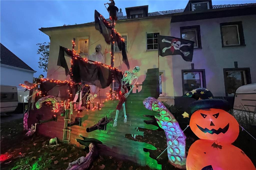 Das Horrorhaus an der Recklinghauser Straße 39 ist wieder gruselig geschmückt. Das Geisterschiff und allerlei andere Spukelemente stehen im Vorgarten von Sonja Schink.