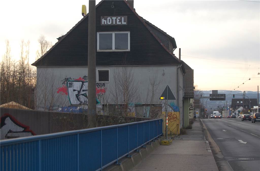 B236 in Schwerte: Drei Häuserbesitzer wollen nicht verkaufen - Droht die Enteignung? Das Hotel Drei Linden hat seine besten Zeiten schon lange hinter sich.