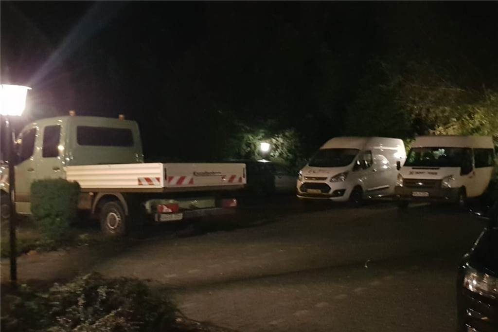 Bahnübergang B58: Traditionshotel Humbert fürchtet wegen Plänen der Bahn um eigene Zukunft Das Hotel Humbert hat Übernachtungsgäste, die mit dem Lkw oder Transporter anreisen. Diese Fahrzeuge nutzen rege den Hotelparkplatz am Burgring.