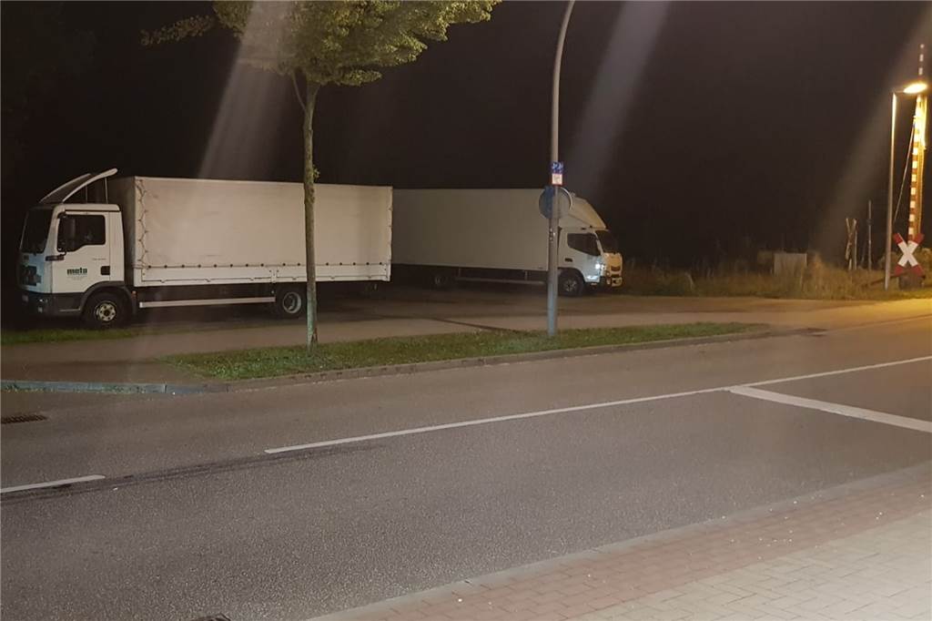 Bahnübergang B58: Traditionshotel Humbert fürchtet wegen Plänen der Bahn um eigene Zukunft Das Hotel Humbert hat Übernachtungsgäste, die mit dem Lkw oder Transporter anreisen. Der gegenüberliegende Schotterparkplatz an der B58 wird von ihnen genutzt.
