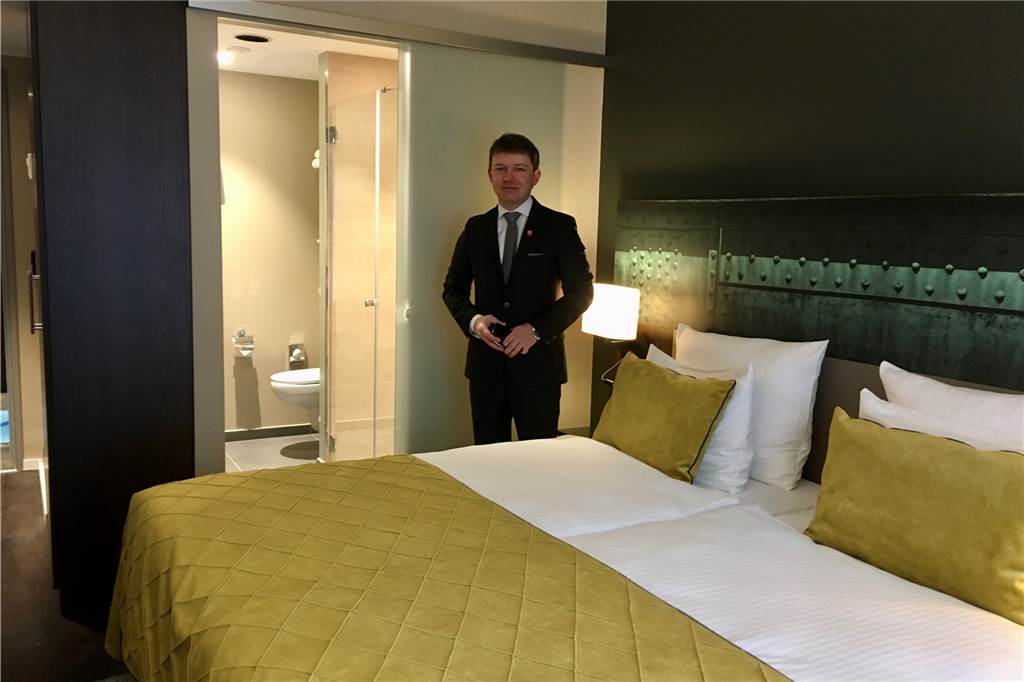 Das Hotel Leonardo am Burgwall eröffnet am 20. April. Hoteldirektor Kevin Kaspar zeigt ein Musterzimmer.