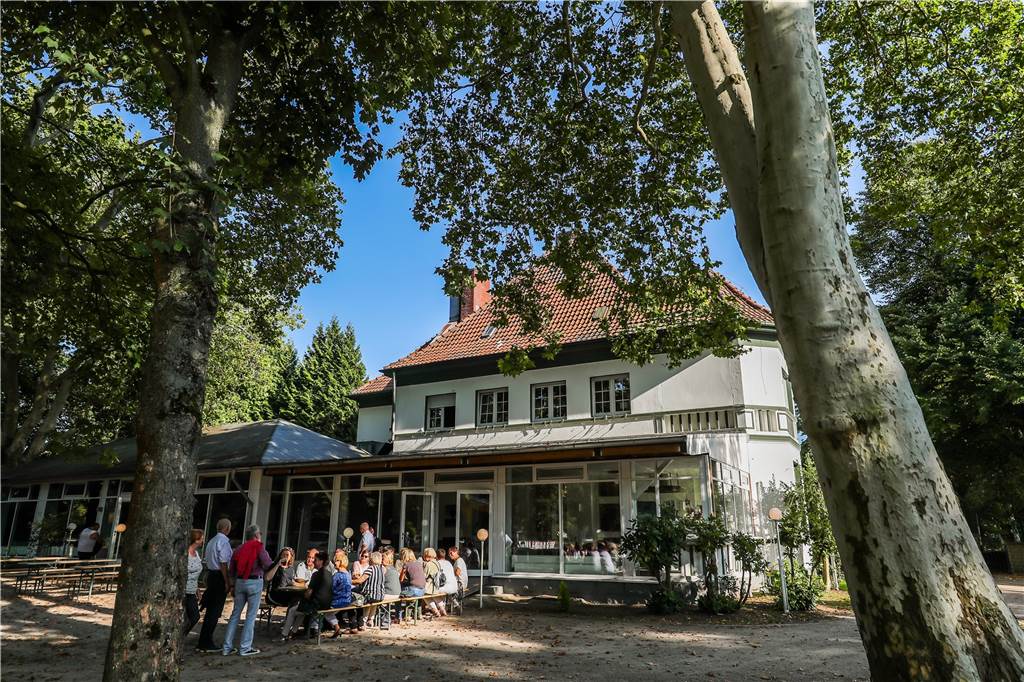 Dortmunder Biergärten zum Vatertag: „Das wird gut, aber mit Abstrichen“ Das Hotel-Restaurant „Volksgarten Mengede“ kann nur die Hälfte seines Biergartens für Gäste öffnen.