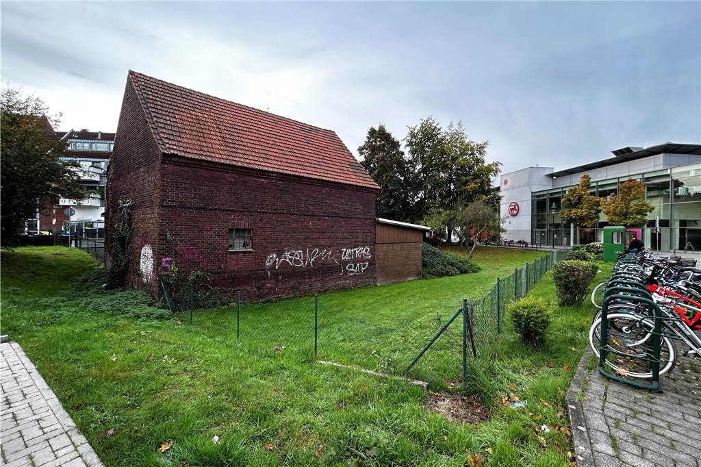 Mammutaufgabe in 2024: Diese Baustellen warten auf die Politik Auf dem "Hühnerhof"-Areal am Rande der Werner Innenstadt steht ein verfallenes Haus.
