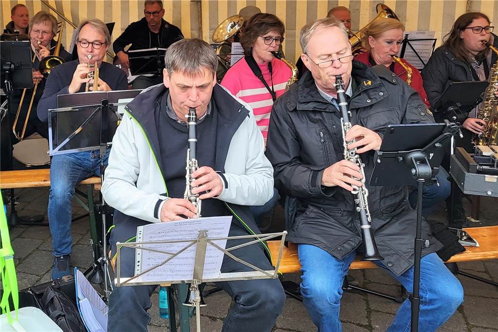 Hullerner feierten ihren Maibaum : Dorffest um neun Meter hohe Birke Das Hullerner Blasorchester unterhielt die Besucher.