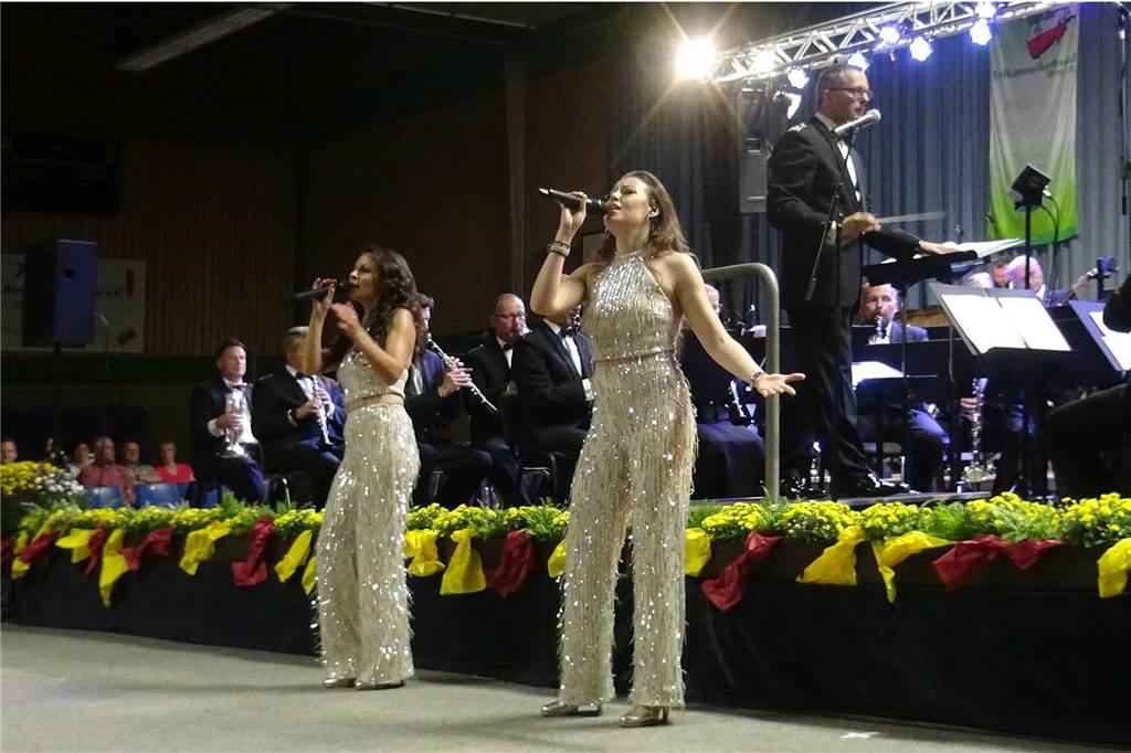 Musikkorps der Bundeswehr: Konzert-Erlös kommt der Lebenshilfe zugute Manuela Bibert und Nathalie Tineo
