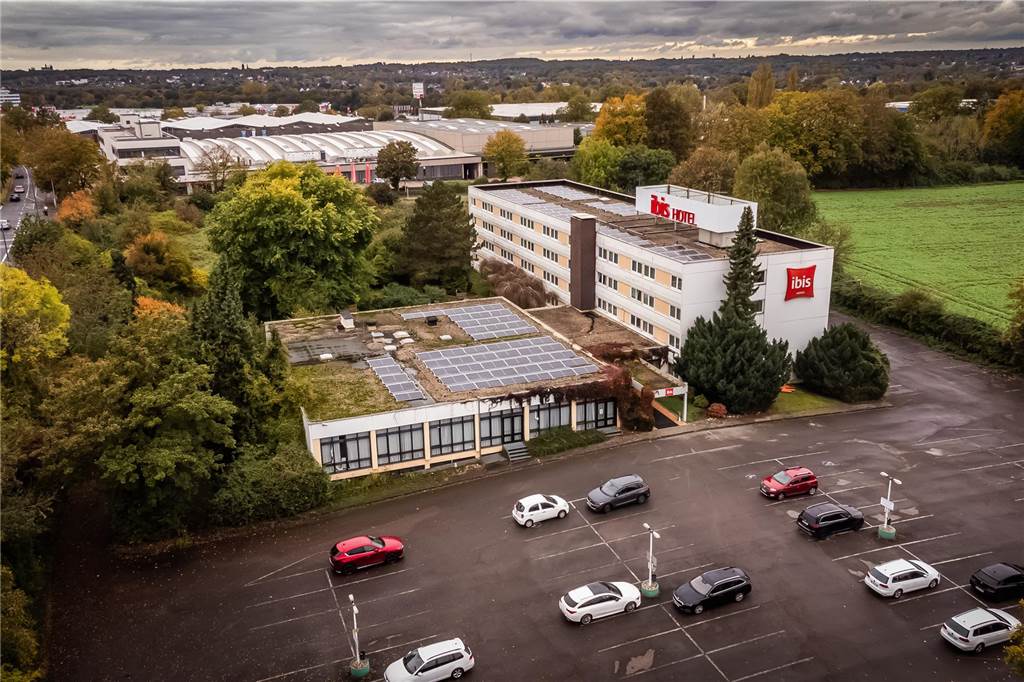 Großer Andrang bei Veranstaltung zu Flüchtlingsunterkunft Das Ibis Hotel am Indupark in Dortmund wird zur Zentralen Unterbringungseinrichtung (ZUE) des Landes für bis zu 400 Geflüchtete und Asylbewerber.