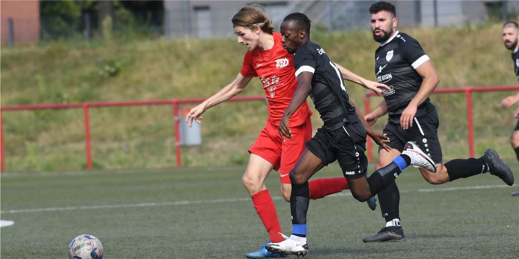 Im Video: Almir Alic und „Django“ blicken zurück auf Ickerner Derby Das Ickern-Derby war ein Kopf-an-Kopf-Rennen mit dem glücklicheren Ende für Arminia, hier mit Leandro Grunwald (links) im Laufduell mit Eintrachts Issa Junior Camara