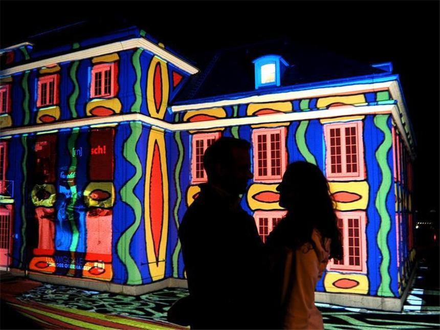 200 000 feiern bei der «Extraschicht» das Ruhrgebiet Das illuminierte Schloss Oberhausen.