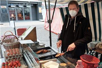 Das Imbissgeschäft leide besonders, sagt Peter Süthold aus Raesfeld. Er bietet schon viele Jahre Produkte von seinem Bauernhof auf dem Dorstener Wochenmarkt an.