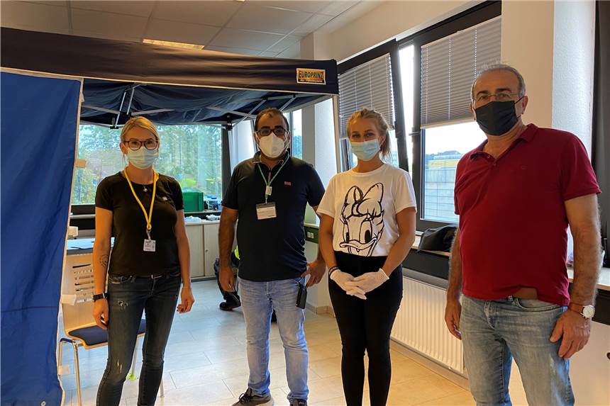 Impfaktion im Multikulturellen Zentrum findet großen Zuspruch Das Impfteam freut sich gemeinsam mit Geschäftsführer Kenan Küçük (r.) über den Erfolg der Aktion.