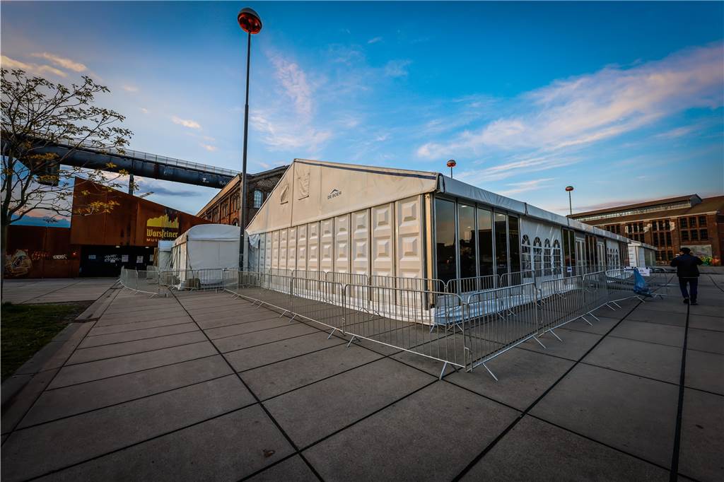 Statt einer Corona-Impfung gab es für Kai G. bisher nur Beleidigungen Das Impfzentrum auf Phoenix West in Hörde. Hier möchte sich Kai G. endlich impfen lassen. Doch alle Anrufe bei der Hotline haben noch keinen Erfolg gebracht.