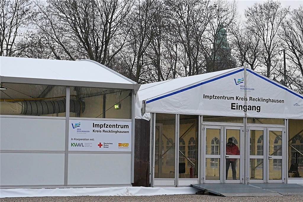 Der lange Weg durch das Impfzentrum für den Kreis Recklinghausen Das Impfzentrum des Kreises auf dem Konrad-Adenauer-Platz in Recklinghausen steht.