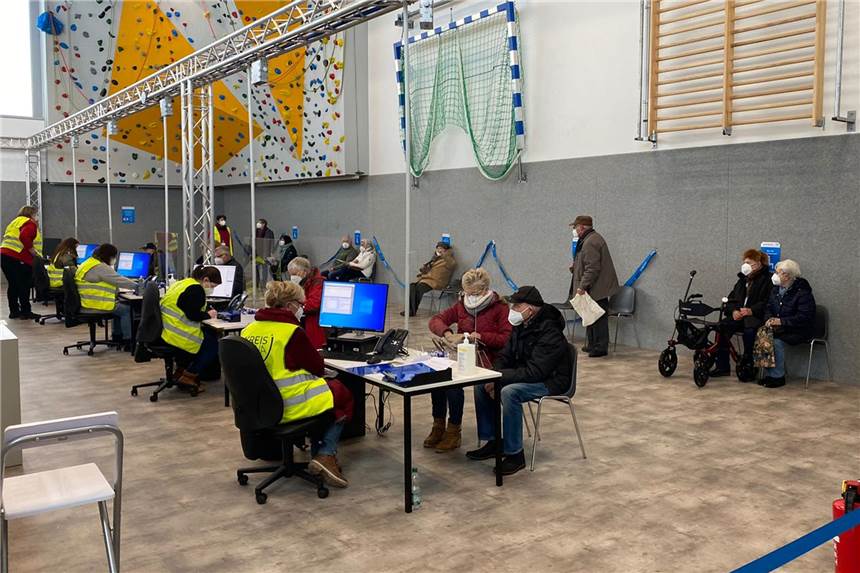 Corona-Impfung: Nachfrage von Senioren nach Impf-Hilfe hat stark nachgelassen Das Impfzentrum des Kreises in der Kreissporthalle Unna.