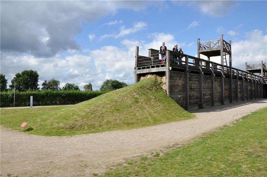 Heiraten in Haltern: LWL-Römermuseum wird zum Trauzimmer Das imposante Westtor kann auf Wunsch als Fotokulisse genutzt werden.