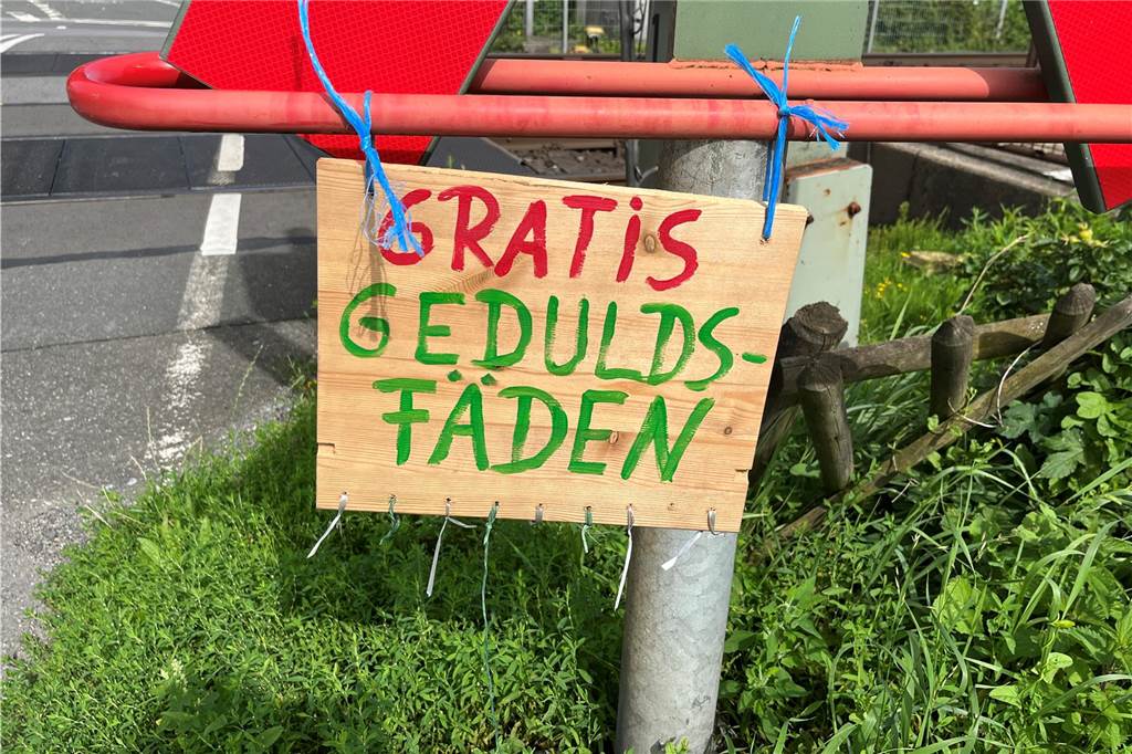 „Gratis-Geduldsfäden“ sorgen für Schmunzeln an der Bahnschranke Sythen Das Schild in einer Nahaufnahme