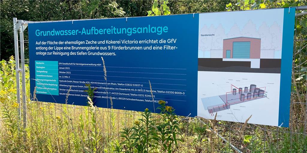 Brunnen-Anlage auf Victoriabrache in Lünen: Wasser noch nicht klar genug Das Informationsschild für die Grundwasser-Aufbereitungsanlage auf der ehemaligen Zeche und Kokerei Victoria an der Zwolle-Allee steht noch da. Die Baustelle ist vorübergehend abgeräumt.