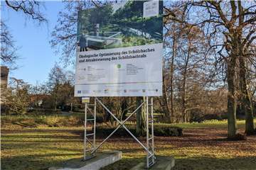 Das Infoschild steht bereits seit ein paar Monaten, die Schölzbachtal-Umbauarbeiten am "Wink`s Mühlen Park" am Alten Postweg werden allerdings frühestens Anfang nächsten Jahres beginnen.