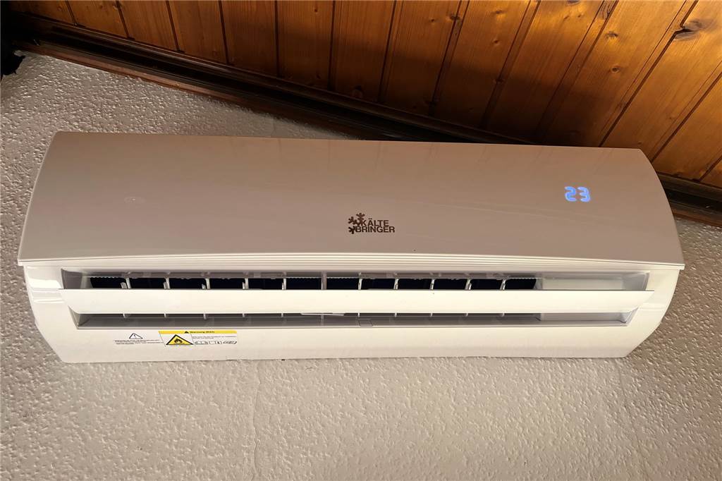 Heizen mit einer Klimaanlage: „Das ist eine Win-Win-Situation“ Das Innengerät der Split-Klimaanlage im Gartenhaus von Hans Laarmann.