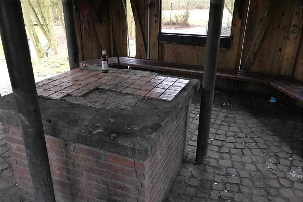 Zerstörte Freizeithütte in Stockum: Stadt Werne will sie abreißen Das Innere der Freizeithütte: abgesplitterte Fliesen, leere Bierflaschen, Graffiti und jede Menge Dreck.