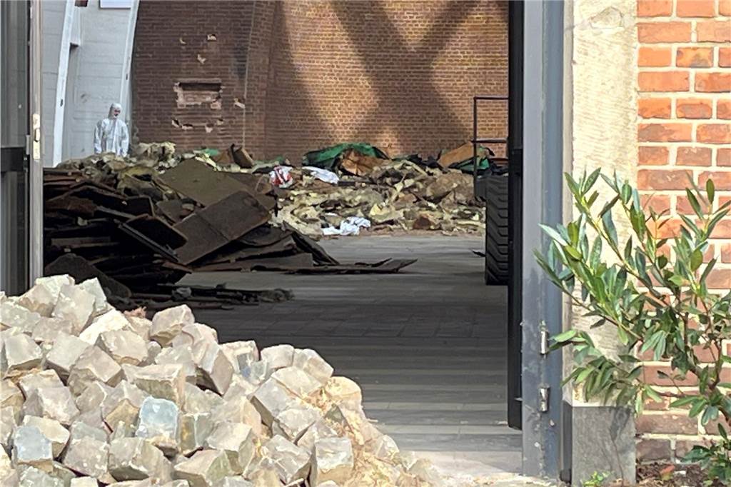 Bauarbeiter schenkt Franz Engel eine Erinnerung an die Laurentius-Kirche Blick auf die Schuttreste in der Laurentius-Kirche