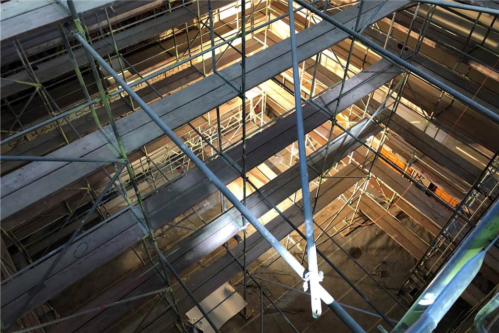 Hauptfriedhof in Brackel: Auf der Trauerhallen-Decke eröffnet sich ein Blick in den Himmel Das Innere der Trauerhalle besteht derzeit aus einem Gerüst mit vielen Etagen - hier von oben gesehen.