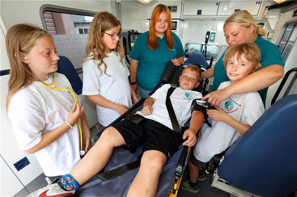 Neustart beim Kamener Jugendrotkreuz: Dank Katja Brezovnik aus Lünen Das Innere eines Rettungswagens ist den Kindern und Jugendlichen vom Jugendrotkreuz Kamen nicht fremd. Spielerisch lernen sie dort alles über Erste Hilfe, ohne dass sie einem Ernstfall zu nahe kommen.