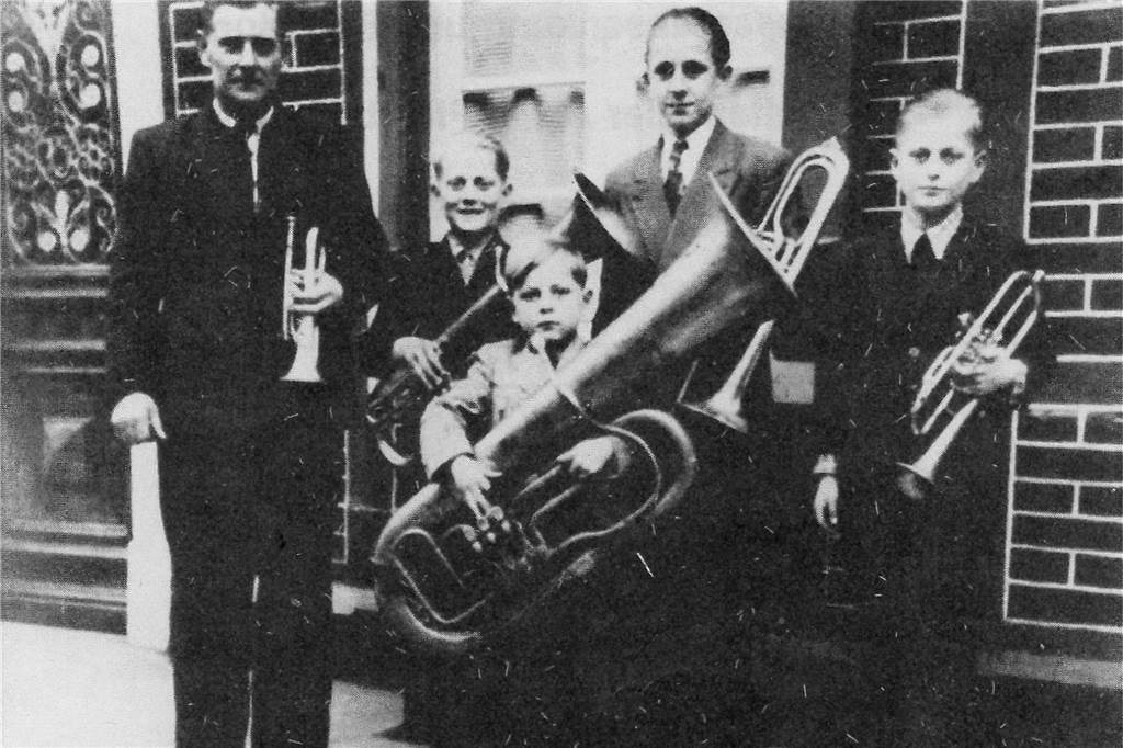 Die Geschichte einer Institution: So entstand die Blaskapelle Schwartländer Das Instrument war anfangs noch deutlich größer als der Musiker.