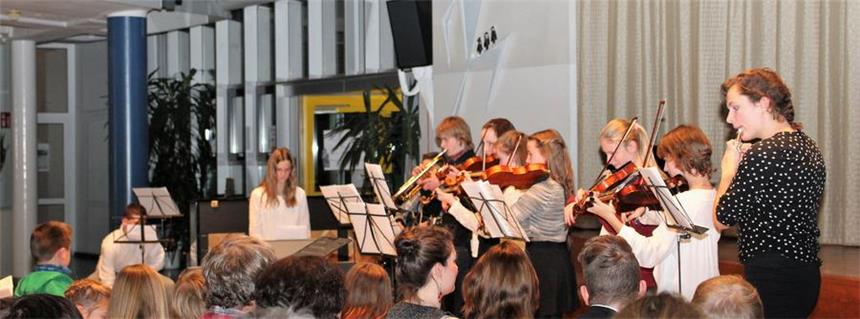 So festlich war das Konzert am Gymnasium Selm Das Instrumentalensemble unter der Leitung von Albert Grieser.