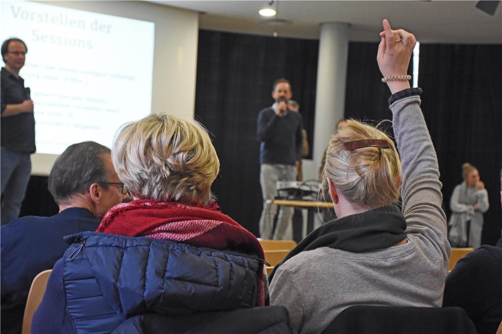 Wie die Gesamtschule Nordkirchen digitaler wird und mit welchen Problemen sie dabei kämpft Das Interesse an den Angeboten war groß. Es ging bei dem Schulungstag um ganz konkrete und praxisbezogene Themen. Vor allem um Ideen, welche Medien sich wie für den Unterricht einsetzen lassen.